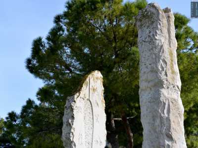 Il blocco di pietra anteriore funge invece da gnomone grazie a una fenditura posta sulla sommit�. � proprio attraverso questo spacco, largo 2,7 centimetri e alto 12 centimetri, che passa il raggio di sole che in combinazione con l�ombra prodotta dallo gnomome va a segnare il mezzogiorno sulla curva analemmetica